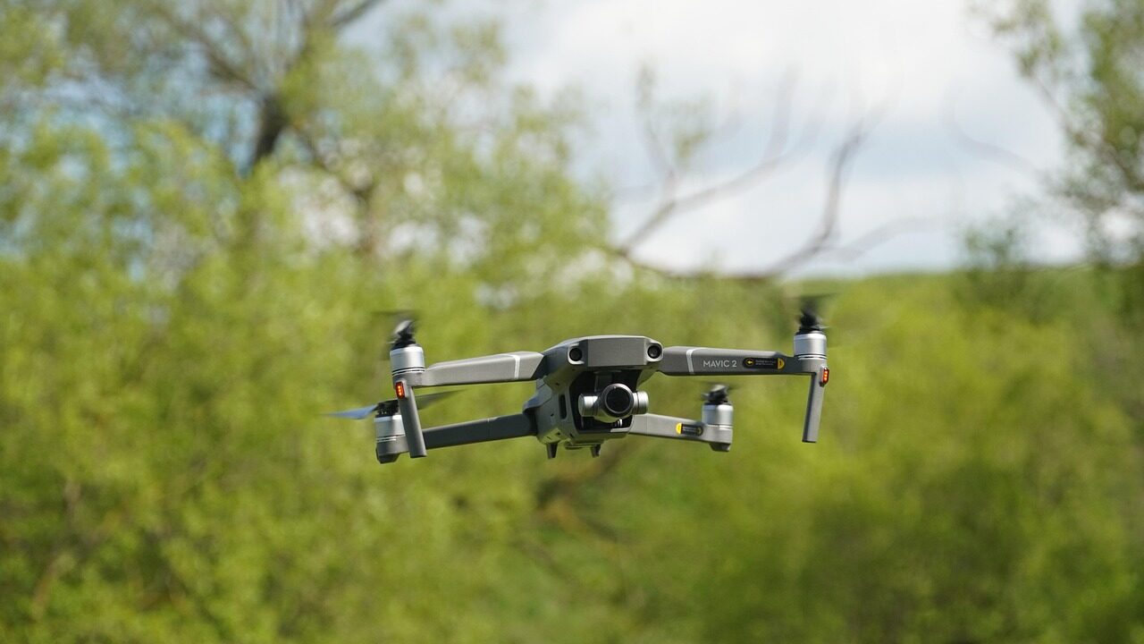 drone in volo in mezzo alla natura