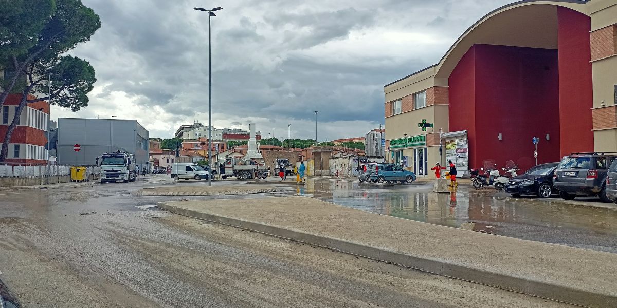 I lavori di pulizia delle strade in zona stadio dopo l'alluvione che ha colpito Senigallia
