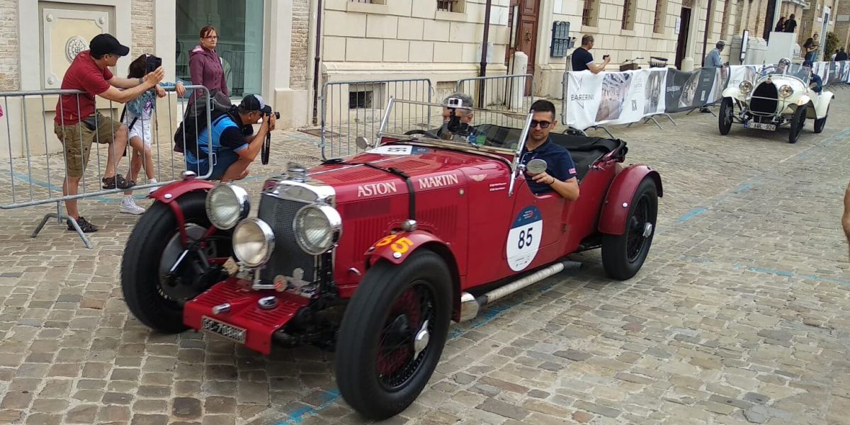 Il passaggio della Mille Miglia a Senigallia. Foto di G.Carlino