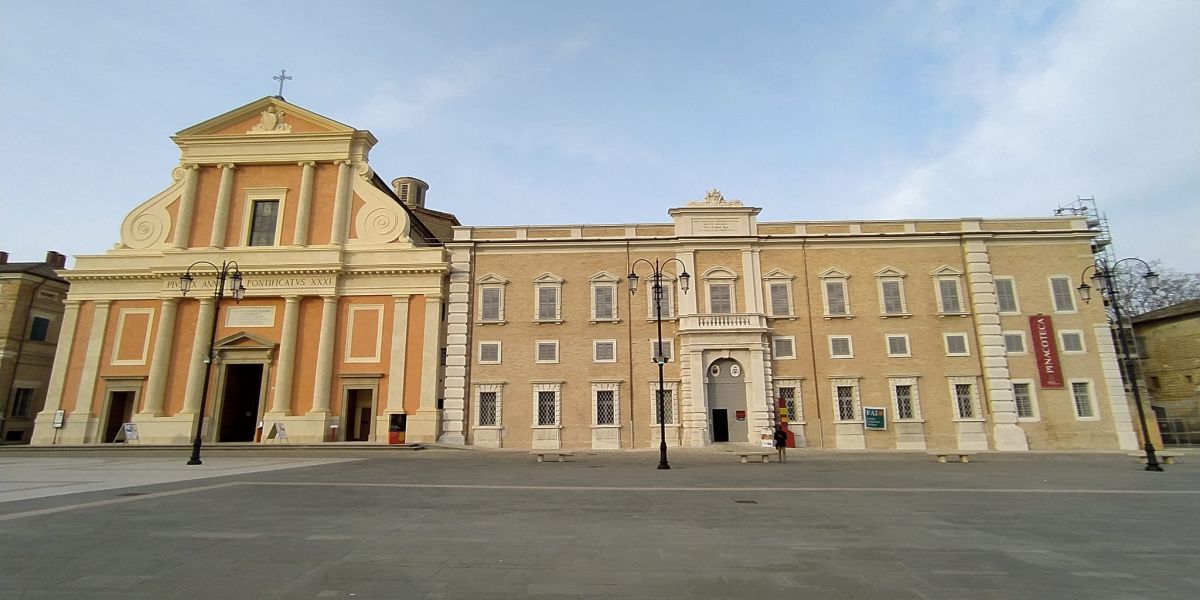 Il duomo e il palazzo vescovile della diocesi di Senigallia