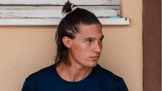 Ares Calcina davanti allo spogliatoio della Vigor Senigallia allo stadio Bianchelli