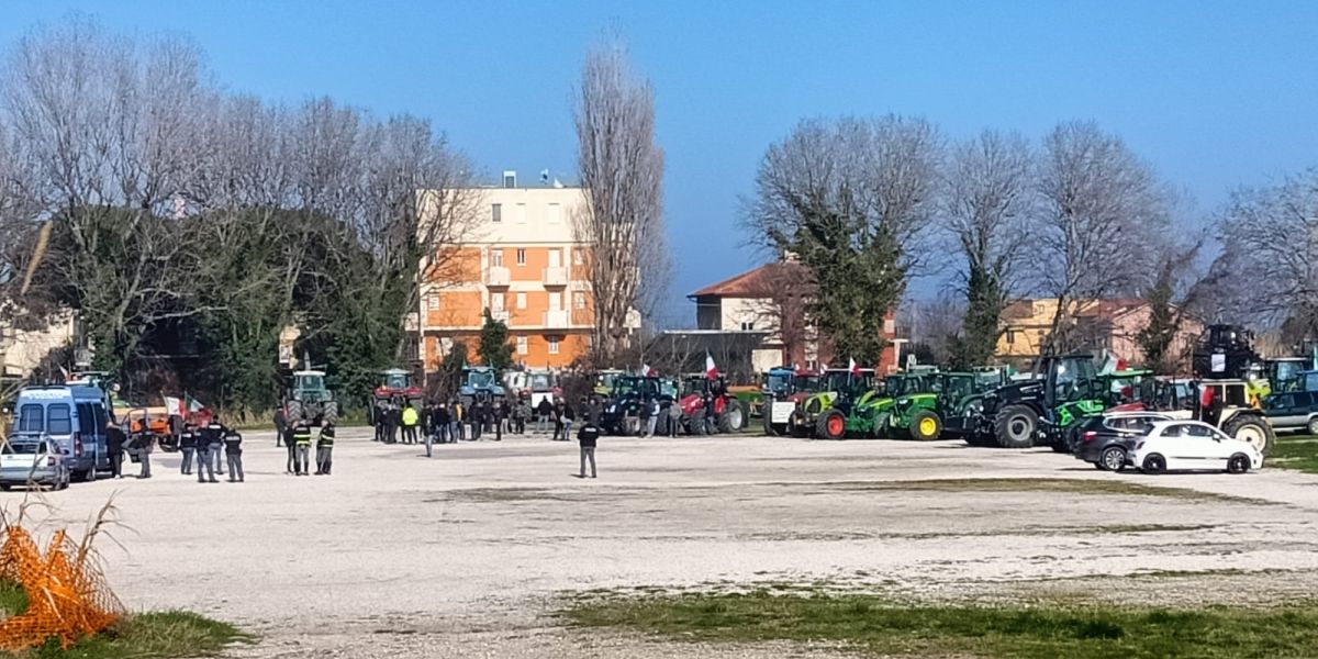 La manifestazione dei trattori arriva a Senigallia: gli agricoltori protestano soprattutto su concorrenza sleale e politiche europee