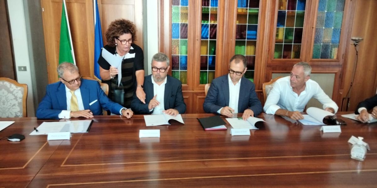Contrasto all'abusivismo commerciale sulle spiagge, siglato anche dal sindaco di Senigallia il protocollo in Prefettura